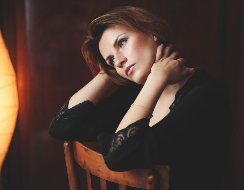 Ästhetischer OnlyFans Content (z.B. Boudoir): Boudoir-Foto: Frau in stylischer schwarzer Lingerie