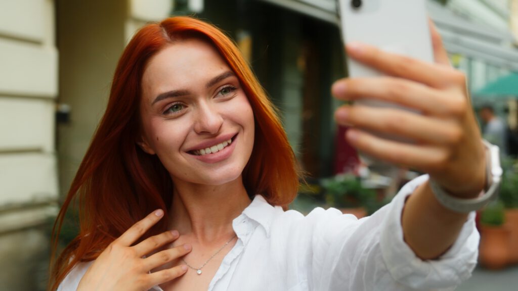 OnlyFans Social Media Marketing: Glückliche Frau (Model/Bloggerin) auf Reisen