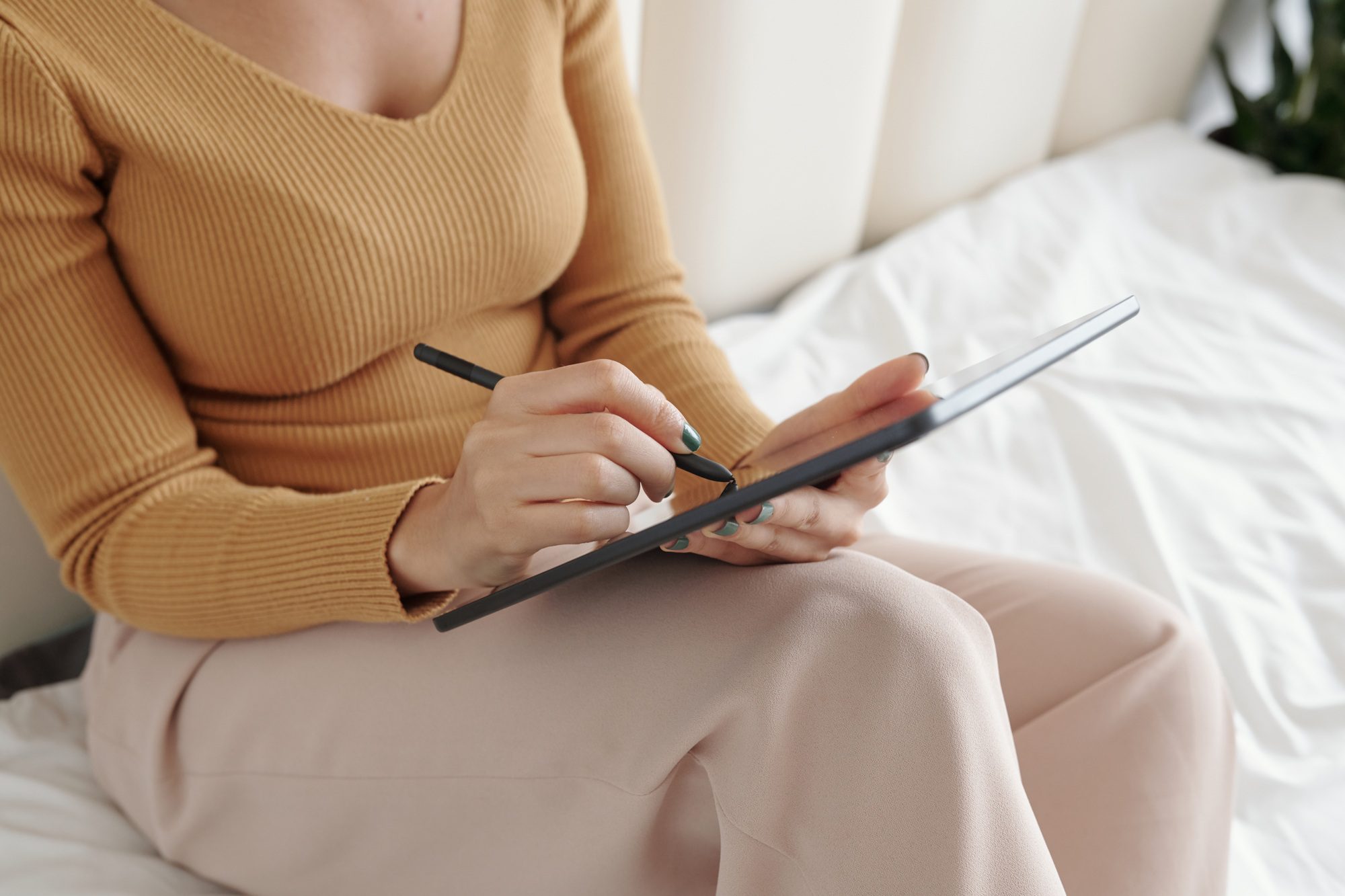Content Planung & Strategie für OnlyFans: Kreative Frau zeichnet eine Skizze auf Papier