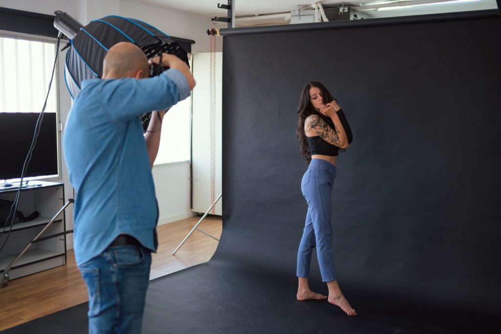 Professionelles OnlyFans Fotoshooting & Content: Fotograf fotografiert Model im Studio mit...