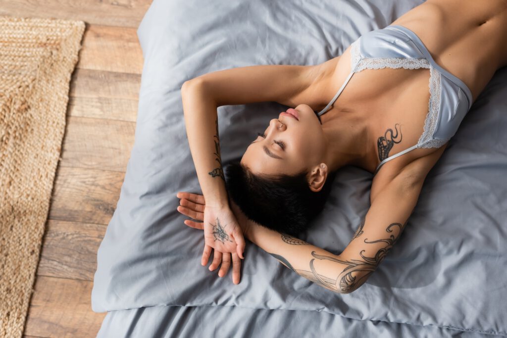 Ästhetischer OnlyFans Content: Draufsicht auf sinnliche junge Frau in Seiden-BH