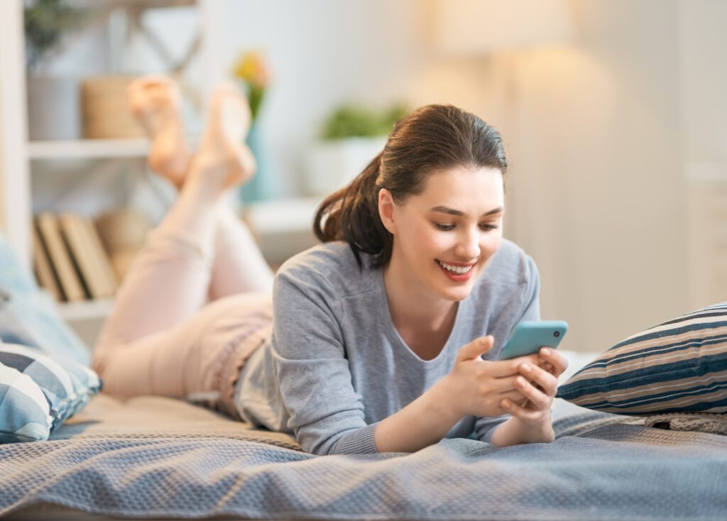 Frau mit Smartphone in der Hand